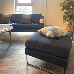 OUTLET - NIELAUS SCALA SOFA + PUF - COMEBACK BLÅ STOF - MÅL: 223 CM.